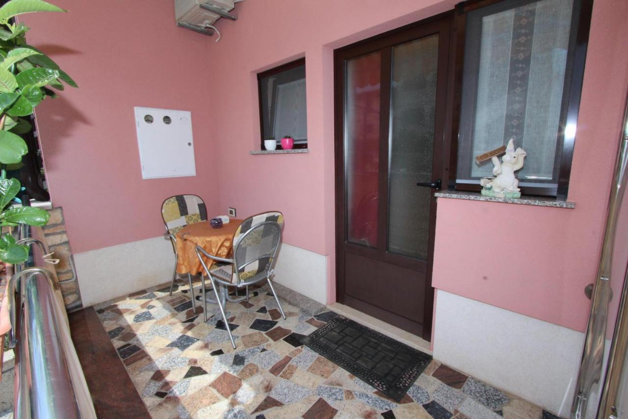 Room And Apartment Lea Ρόβινι Εξωτερικό φωτογραφία