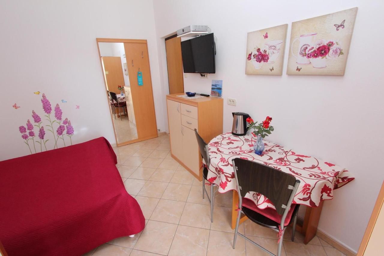 Room And Apartment Lea Ρόβινι Εξωτερικό φωτογραφία