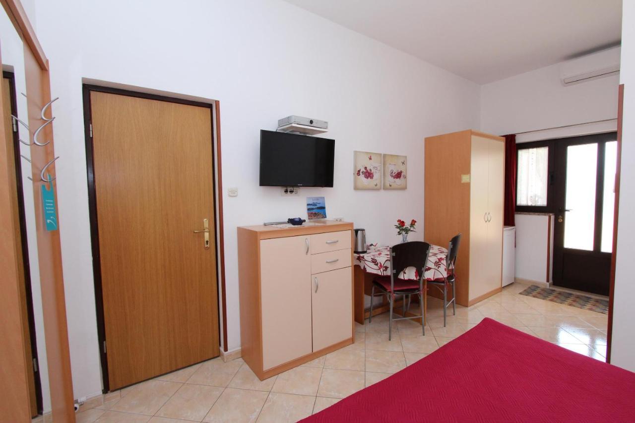 Room And Apartment Lea Ρόβινι Εξωτερικό φωτογραφία