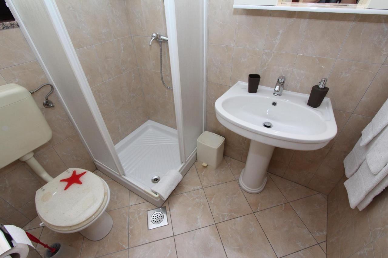 Room And Apartment Lea Ρόβινι Εξωτερικό φωτογραφία