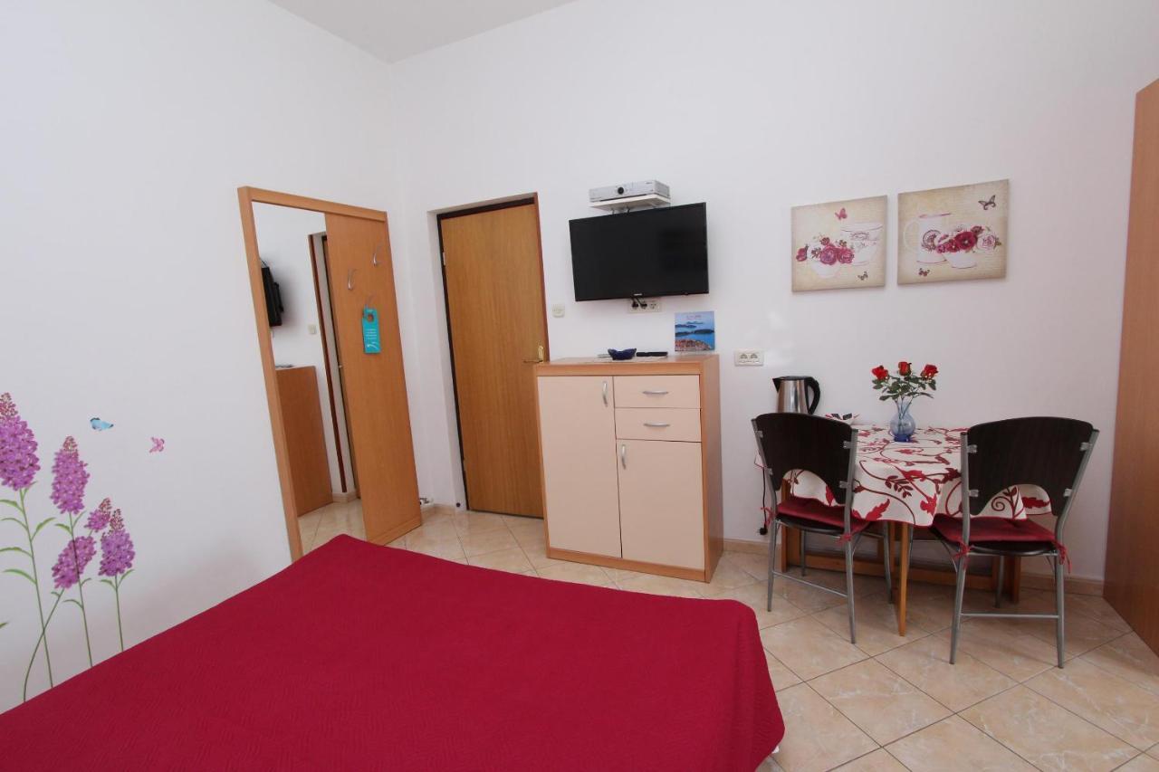 Room And Apartment Lea Ρόβινι Εξωτερικό φωτογραφία